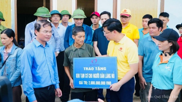 Lễ trao tặng khu tạm cư cho người dân Làng Nủ, tỉnh Lào Cai.