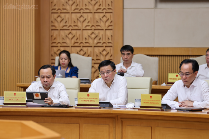 Bộ trưởng Bộ Công Thương Lê Mạnh Hùng và các đại biểu tham dự phiên họp. Ảnh: chinhphu.vn/Thu Giang