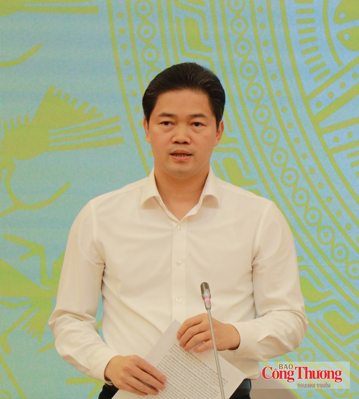 Thứ trưởng Bộ Y tế Vũ Mạnh Hà trao đổi tại họp báo.