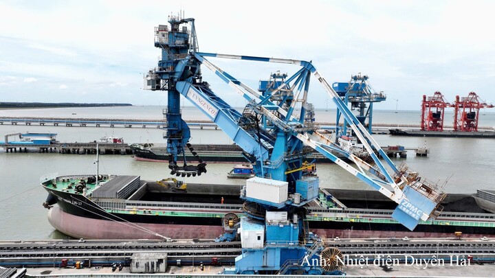 Khu vực cảng than Trung tâm Điện lực Duyên Hải, nơi đang từng bước ứng dụng các giải pháp số hóa trong quản lý, điều độ tàu than.