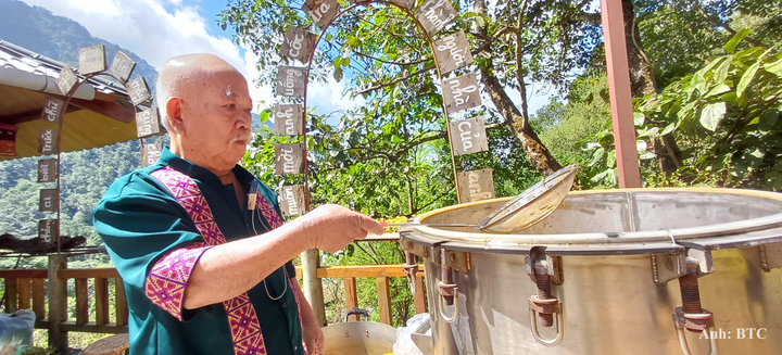 Ông Nguyễn Trọng Thìn - Chủ thương hiệu Phở Thìn 13 Lò Đúc trực tiếp đứng bếp.