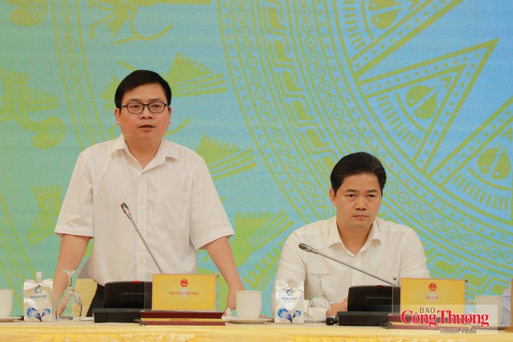 Thứ trưởng Bộ Công Thương Trương Thanh Hoài phát biểu tại họp báo.