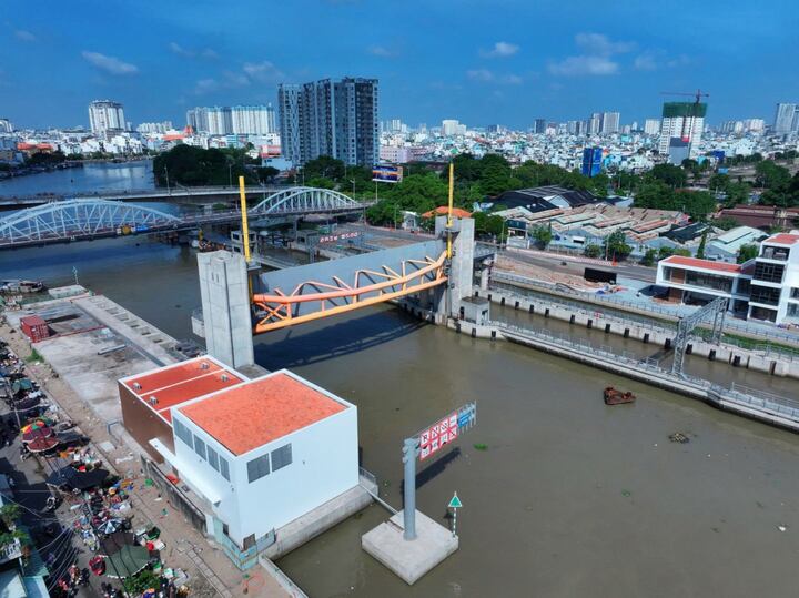 Công trình Cống Tân Thuận thuộc Dự án chống ngập 10.000 tỷ đồng của TPHCM dự kiến sẽ được đưa vào sử dụng từ tháng 11/2026. Ảnh: VGP