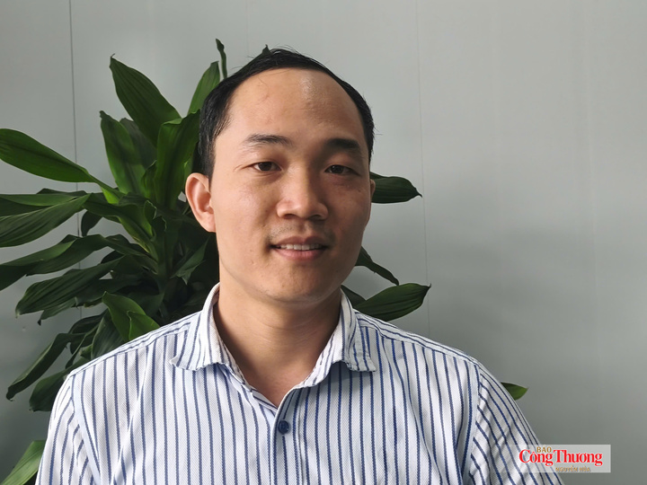 Ông Đào Công Quỳnh, Chuyên viên Ban Kỹ thuật, Thư ký khoa học - công nghệ của Tổng công ty Thiết bị điện Đông Anh (EEMC) trao đổi với phóng viên Báo Công Thương.