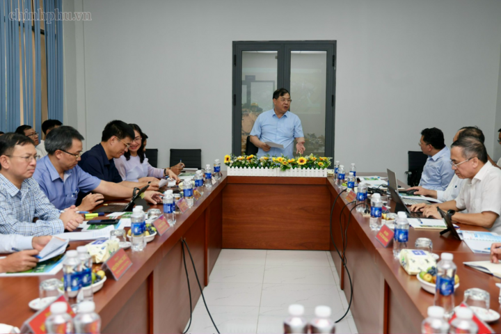 Phó Thủ tướng Thường trực Chính phủ Phạm Gia Túc làm việc về tiến độ triển khai Dự án Nhà máy điện khí LNG Hiệp Phước - Ảnh: chinhphu.vn/Phương Nguyên.