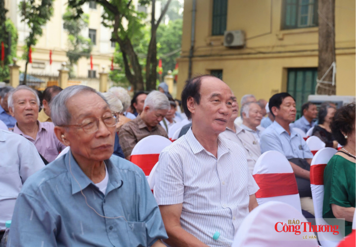 Đông đảo các thế hệ cán bộ, nhà khoa học, chuyên gia ngành Địa chất Việt Nam tham dự buổi gặp mặt.