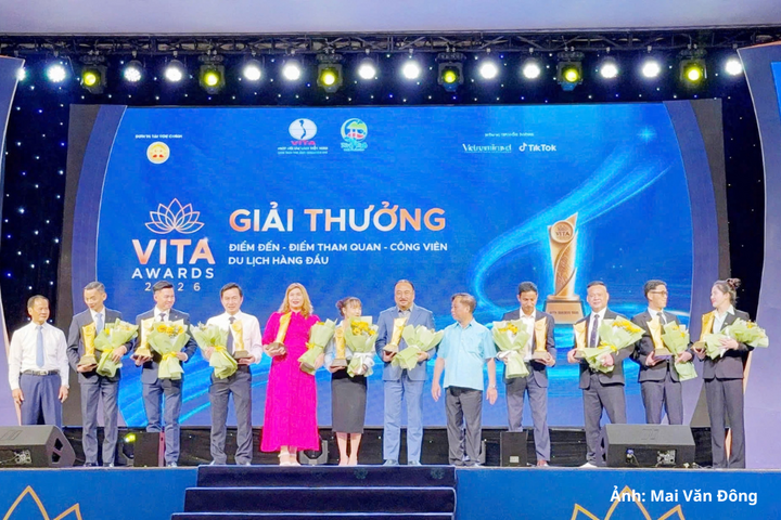 Bà Nguyễn Thị Diễm Hồng (thứ 5 từ trái sang) nhận giải thưởng “VITA Awards 2026 ”.