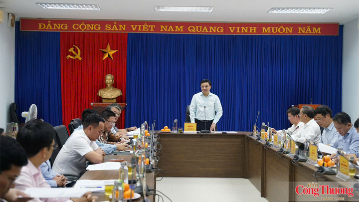 Bộ trưởng Lê Mạnh Hùng làm việc với địa phương và các cơ quan, đơn vị liên quan tháo gỡ khó khăn vướng mắc của các dự án thuộc Trung tâm Điện lực Quảng Trạch.