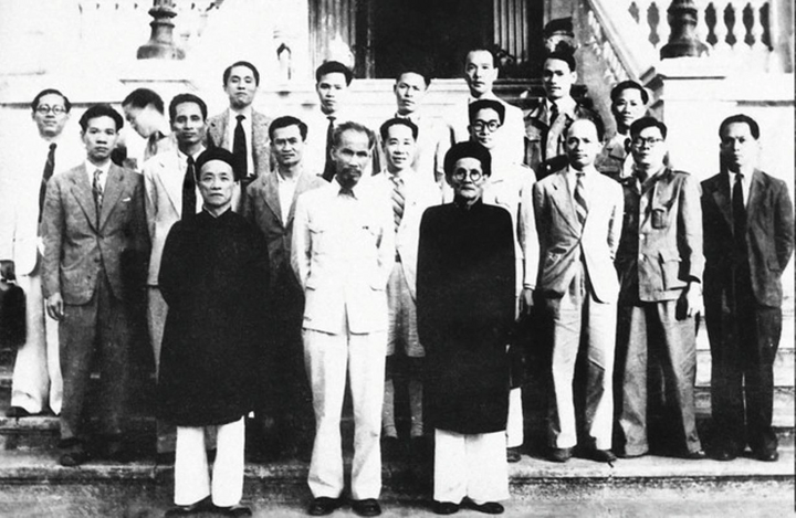 Chủ tịch Hồ Chí Minh và cụ Huỳnh Thúc Kháng (hàng đầu, thứ nhất từ phải sang) trong Chính phủ đầu tiên của nước Việt Nam Dân chủ Cộng hòa. Ảnh tư liệu.