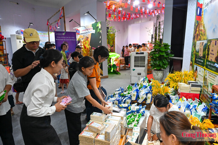Trong đó, gạo Lào là một trong những nhóm sản phẩm dễ thu hút sự chú ý. Các loại nếp Yodsam, Champahom, nếp cẩm, nếp thơm Bandon Champahom… được đóng gói giới thiệu với người tiêu dùng.