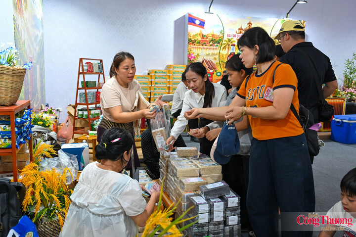 Gian hàng gạo Lào luôn tập lập người mua hàng.