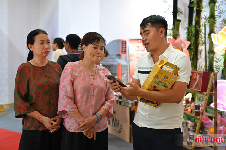 Chính vì vậy, sức hấp dẫn của những gian hàng Lào không chỉ nằm ở việc người dân tìm thấy một món ăn hay thức uống mới. Một túi gạo, một gói thịt trâu hay chai bia quen thuộc của người Lào khi xuất hiện giữa trung tâm Hà Nội còn trở thành một cách rất gần gũi để người tiêu dùng khám phá văn hóa của nước bạn.