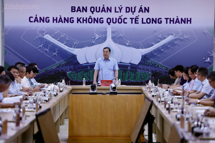 Phó Thủ tướng Thường trực Chính phủ Phạm Gia Túc làm việc về tiến độ các dự án thành phần của Cảng hàng không quốc tế Long Thành. - Ảnh: chinhphu.vn/Phương Nguyên.