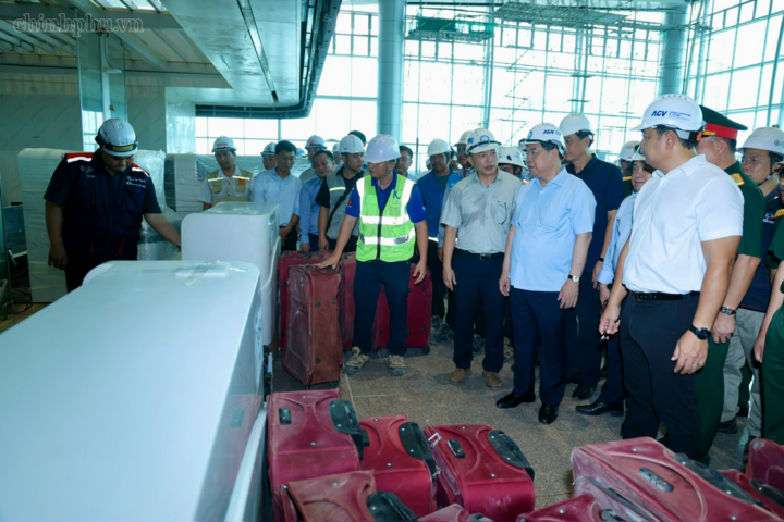 Phó Thủ tướng Thường trực Chính phủ Phạm Gia Túc kiểm tra hệ thống băng chuyền tiếp nhận hành lý cho hành khách - Ảnh: chinhphu.vn/Phương Nguyên.