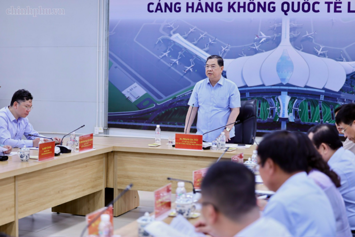 Kết luận cuộc làm việc, Phó Thủ tướng Thường trực Chính phủ Phạm Gia Túc yêu cầu các bộ, cơ quan, địa phương, chủ đầu tư, nhà thầu và đơn vị liên quan chuyển sang trạng thái nước rút, tăng tốc; tổ chức thi công 24/7 đối với các hạng mục đường găng, khối lượng còn lại lớn; kiểm soát chặt tiến độ từng ngày - Ảnh: chinhphu.vn/Phương Nguyên.