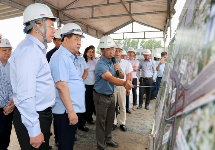 Phó Thủ tướng Thường trực Chính phủ Phạm Gia Túc kiểm tra, nghe báo cáo tại nút giao Tân Vạn - Ảnh: chinhphu.vn/Phương Nguyên.