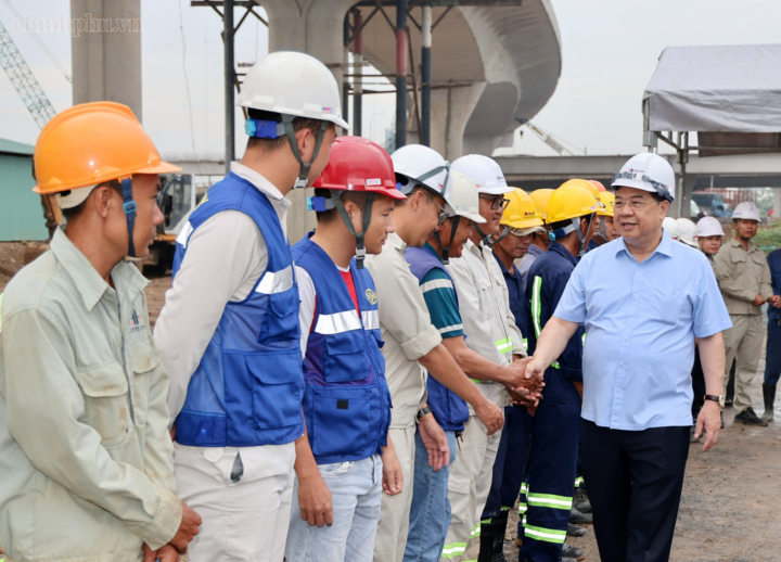 Phó Thủ tướng Thường trực Chính phủ Phạm Gia Túc thăm động viên công nhân trên công trường nút giao Tân Vạn - Ảnh: chinhphu.vn/Phương Nguyên.