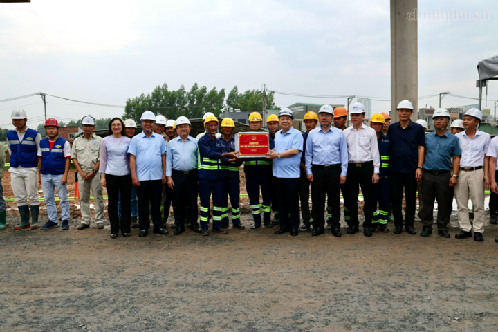 Phó Thủ tướng Thường trực Chính phủ Phạm Gia Túc tặng quà công nhân tại công trường thi công nút giao Tân Vạn - Ảnh: chinhphu.vn/Phương Nguyên.