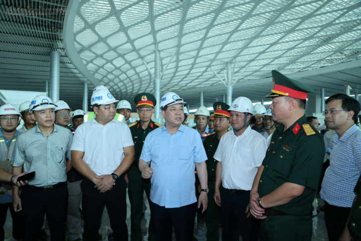 Phó Thủ tướng Thường trực Chính phủ Phạm Gia Túc kiểm tra nhà ga hành khách sân bay Long Thành - Ảnh: chinhphu.vn/Phương Nguyên.