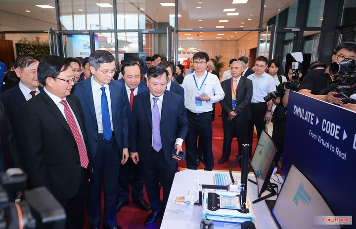 Ông Đoàn Minh Huấn, Giám đốc Học viện Chính trị quốc gia Hồ Chí Minh; ông Hồ Quốc Dũng, Phó Thủ tướng Chính phủ; ông Vũ Hải Quân, Bộ trưởng Bộ Khoa học và Công nghệ và các đại biểu tham quan triển lãm trong khuôn khổ sự kiện.