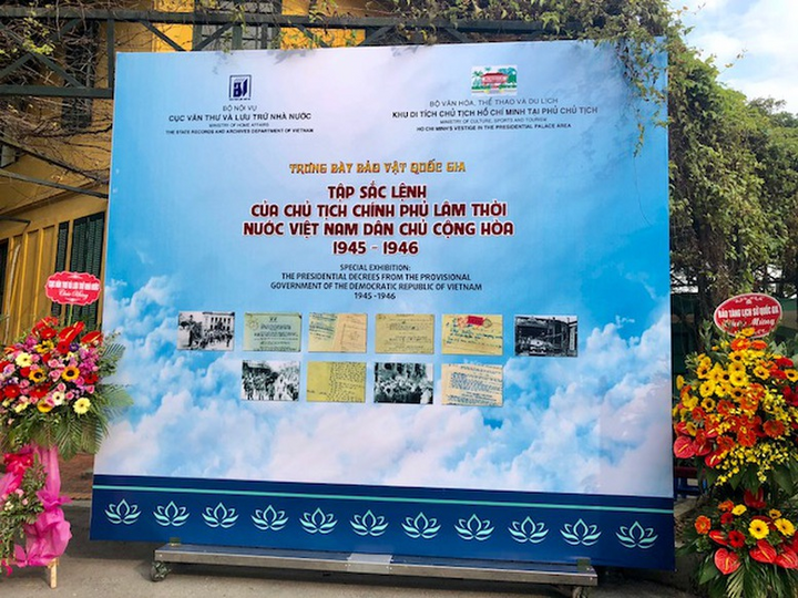 Trưng bày Bảo vật quốc gia Tập Sắc lệnh của Chủ tịch Chính phủ lâm thời nước Việt Nam Dân chủ Cộng hoà 1945 tới 1946. Nguồn: Báo điện tử Chính phủ (baochinhphu.vn).