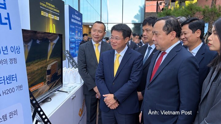 Ông Nguyễn Trường Giang, Chủ tịch HĐTV Vietnam Post tiếp đón Bộ trưởng Bộ Khoa học và Công nghệ Vũ Hải Quân và đoàn công tác đến thăm gian trưng bày.