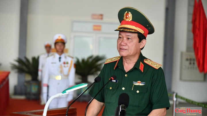 Trung tướng Hồ Văn Thái, Chính ủy Quân khu 9 phát biểu tại buổi vận chuyển, bàn giao.