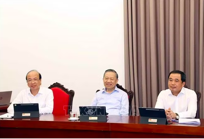 Tổng Bí thư, Chủ tịch nước Tô Lâm và các đại biểu thảo luận tại tổ. Ảnh: Thống Nhất/TTXVN