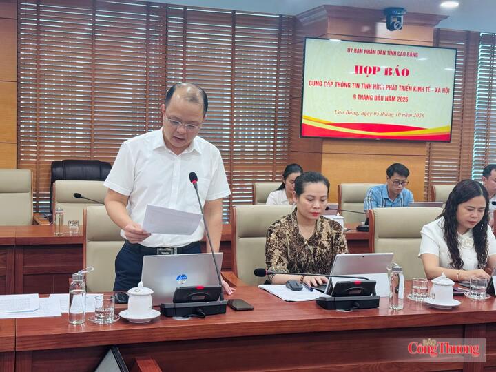 Ông Vũ Trường Sơn, Phó Giám đốc Sở Tài chính tỉnh Cao Bằng, thông tin tại họp báo. Ảnh: Lê Hà