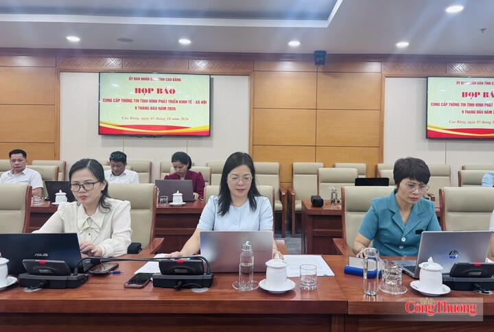 Bà Đàm Thu Liễu - Phó Giám đốc Sở Công Thương tỉnh Cao Bằng (giữa) tham dự họp báo. Ảnh: Lê Hà