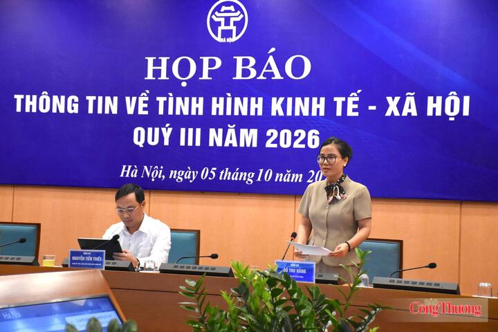 Bà Đỗ Thu Hằng, Phó Giám đốc Sở Tài chính Hà Nội, báo cáo tình hình phát triển kinh tế - xã hội 9 tháng đầu năm và nhiệm vụ trọng tâm 3 tháng cuối năm 2026.
