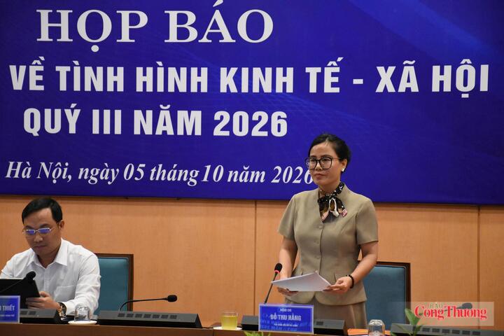 Bà Đỗ Thu Hằng, Phó Giám đốc Sở Tài chính Hà Nội báo cáo tại họp báo.