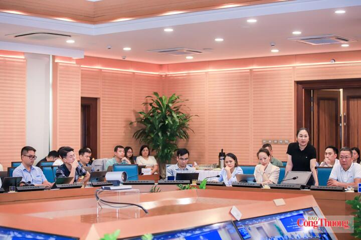 Các đại biểu tại họp báo.