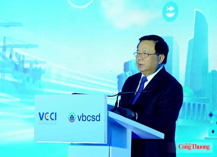 PGS.TS Nguyễn Xuân Thắng, Ủy viên Bộ Chính trị khóa XIII, Chủ tịch Hội đồng Lý luận Trung ương phát biểu tại sự kiện.