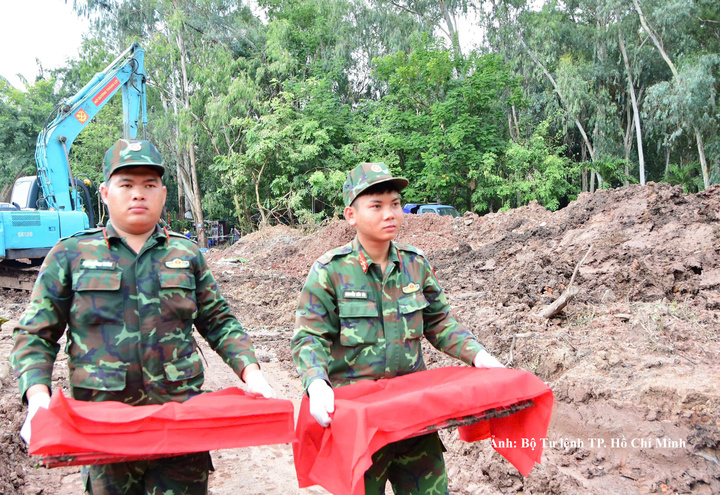 Các lực lượng làm nhiệm vụ đã phát hiện, quy tập được 13 bộ hài cốt liệt sĩ và 1 bộ di vật kèm theo tại Công viên Lê Thị Riêng trong ngày 5/10.