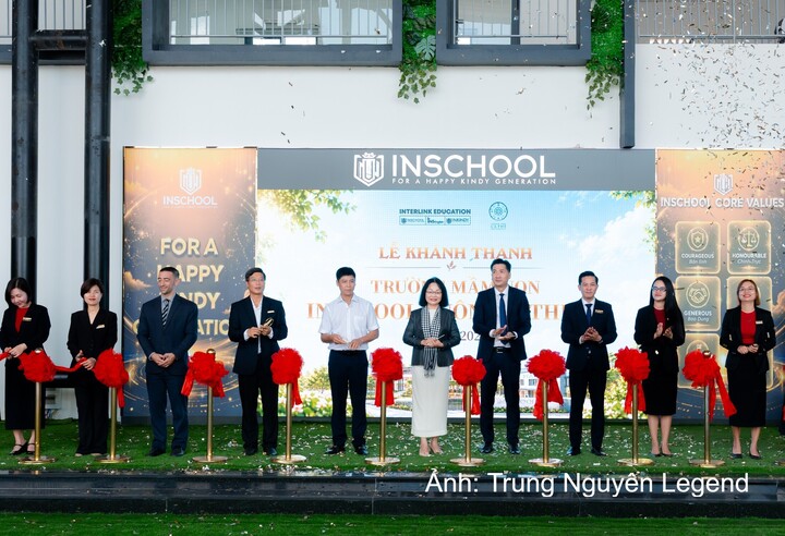 Các đại biểu thực hiện nghi thức cắt băng khánh thành Trường Mầm non INschool tại Thành Phố Cà Phê.