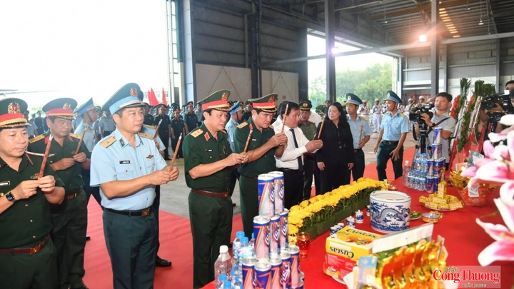 Toàn cảnh lễ dâng hương, dâng hoa trước khi vận chuyển.