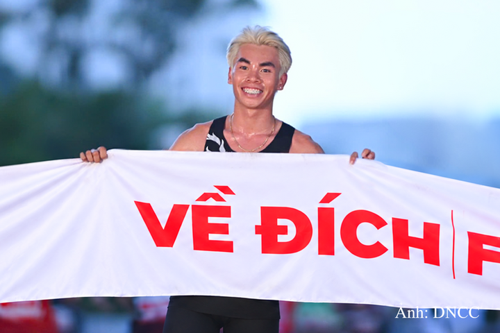 Vận động viên Huỳnh Anh Khôi xuất sắc giành ngôi vô địch cự ly Marathon nam.