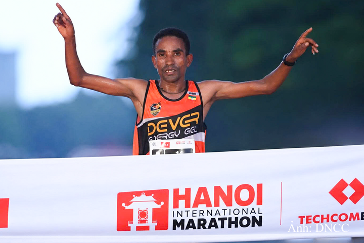 Vận động viên Ethiopia Tesfaye Keress về nhì ở cự ly Marathon nam.