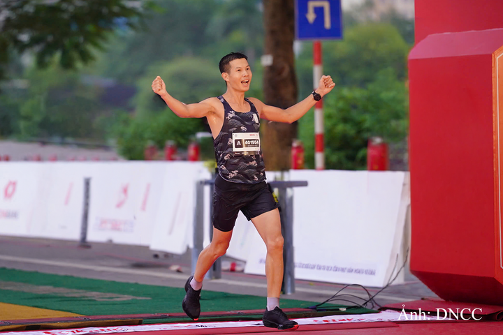 Vận động viên Đặng Anh Quyết ở vị trí thứ ba cự ly Marathon nam.