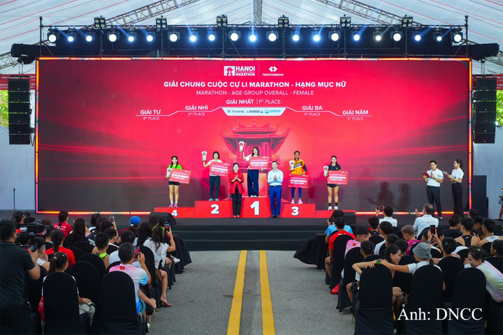 Ban tổ chức trao giải chung cuộc Marathon nữ.