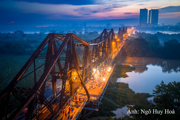 Cầu Long Biên.