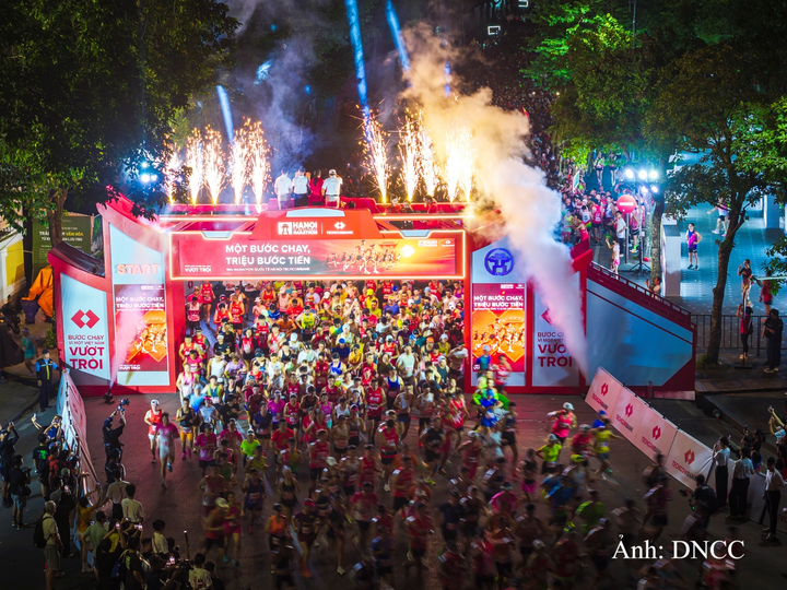 Làng Marathon Expo tại Vinhomes Riverside Long Biên thu hút kỷ lục tới hơn 40.000 lượt người tham gia trong ba ngày từ 2-4/10.