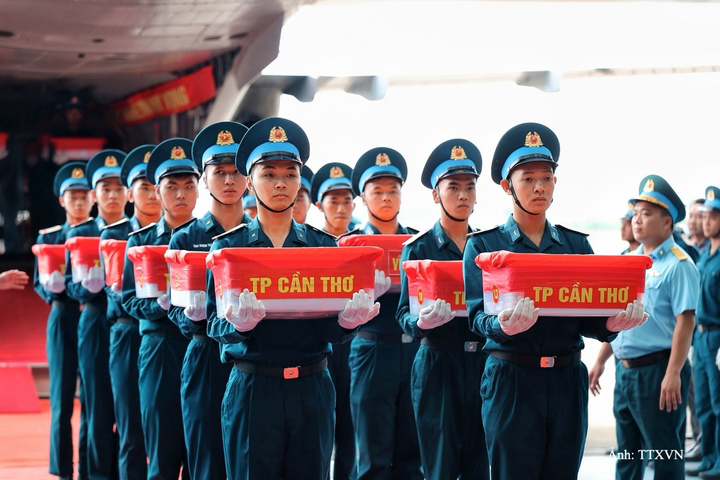 Cán bộ chiến sĩ trang nghiêm thực hiện nghi thức tiếp nhận mẫu sinh phẩm hài cốt liệt sĩ tại Sân bay quân sự Gia Lâm, thành phố Hà Nội.