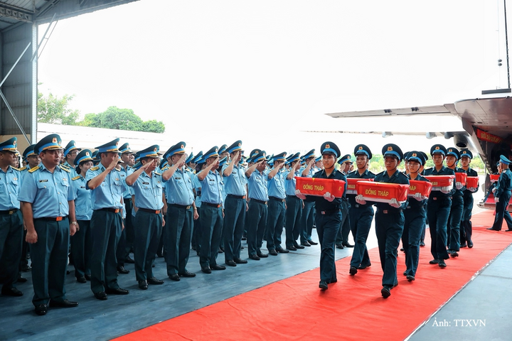 Các mẫu sinh phẩm thuộc 5 tỉnh, thành phố: An Giang, Đồng Tháp, Vĩnh Long, TP. Cần Thơ và Cà Mau được đón tại Sân bay quân sự Gia Lâm.