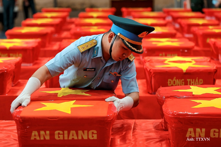 Chiến sĩ thực hiện nhiệm vụ cẩn thận di chuyển từng thùng mẫu sinh phẩm.