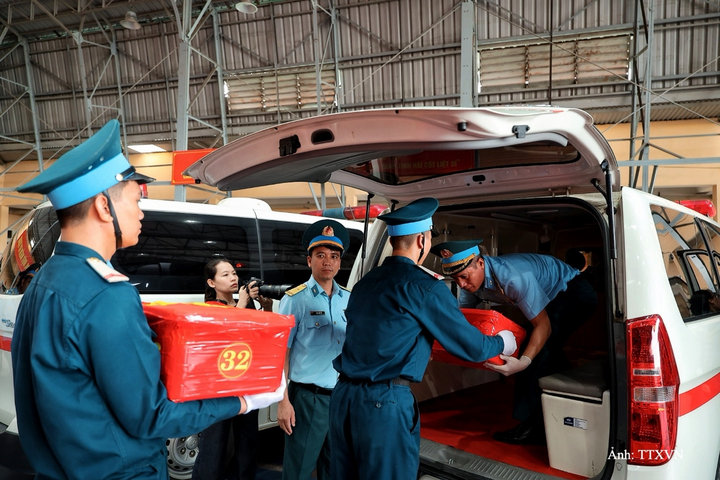 Cán bộ, chiến sĩ chuyển các thùng chứa mẫu sinh phẩm hài cốt liệt sĩ lên xe chuyên dụng, vận chuyển tới Viện pháp y Quân đội phục vụ giám định ADN.
