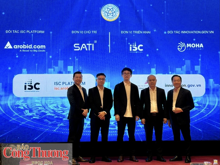 Các đại biểu ấn nút ra mắt nền tảng ISC Platform.