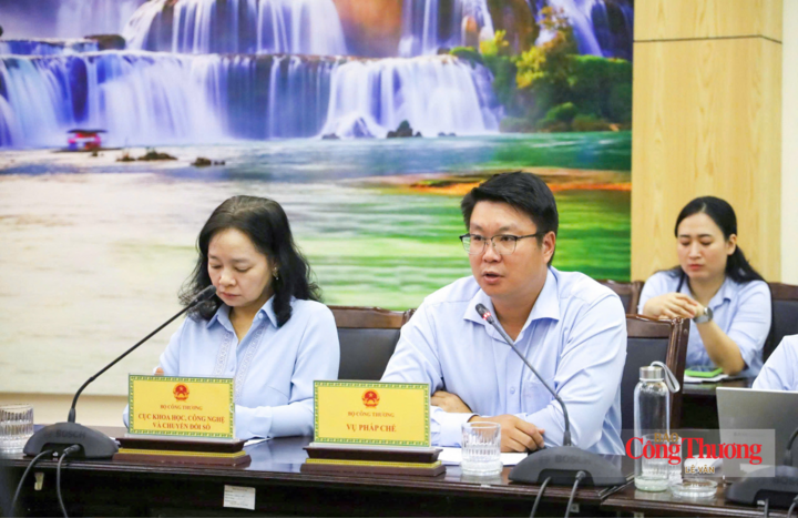 Phó Vụ trưởng Vụ Pháp chế Phạm Thành Trung phát biểu.