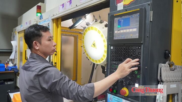 Doanh nghiệp hoạt động tại Khu công nghiệp Tân Kim luôn yên tâm về chất lượng điện ổn định do có 2 nguồn điện lưới quốc gia.